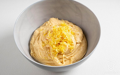 Добавьте к тесту цедру лимона и перемешайте.