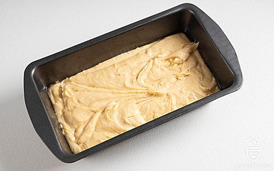Готовое тесто выложите в форму для выпечки и разровняйте.
