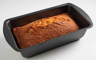 Выпекайте кекс в заранее разогретой до 180 градусов духовке в течение 40 минут.