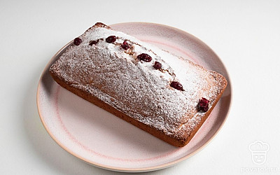 Кекс немного охладите и аккуратно выложите из силиконовой формы. Готовый лимонный кекс с молоком разрежьте на части, посыпьте сахарной пудрой на свой вкус и подавайте вместе с чаем к столу. Приятного аппетита!