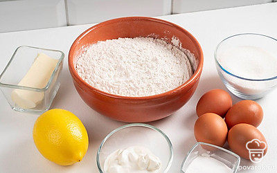 Приготовьте необходимые ингредиенты. Масло растопите. Яйца и сметану достаньте из холодильника, они должны быть комнатной температуры. Лимон помойте и обсушите.