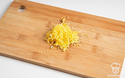 Затем вводите порционно растопленное масло. Каждый раз хорошо перемешивая до однородного состояния. Затем вводим оставшуюся муку.