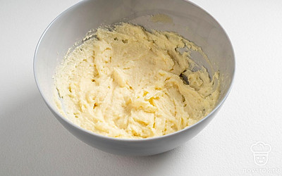 Лимон потрите на мелкой терке и добавьте получившуюся цедру в тесто. Хорошо перемешайте.