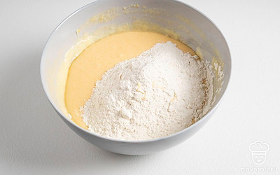 Форму смажьте маслом и распределите тесто равномерно по всей форме. Духовку нагрейте до 180 градусов.