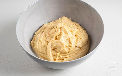 Выпекайте кекс примерно 65-70 минут. Готовность проверьте деревянной палочкой. Если сухая, то кекс готов.