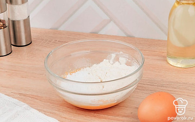 Смешайте муку, яйцо, молоко и специи в одной емкости до однородной массы.