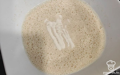 Тщательно перемешайте содержимое блюда погружным блендером.