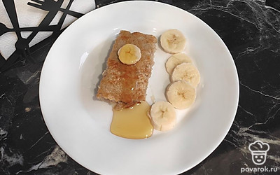 Разрежьте, украсьте бананом, добавьте мёд.