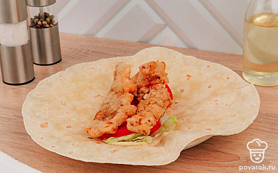 Выложите салат, затем помидоры, а на них курицу. Сверху полейте остатками соуса.