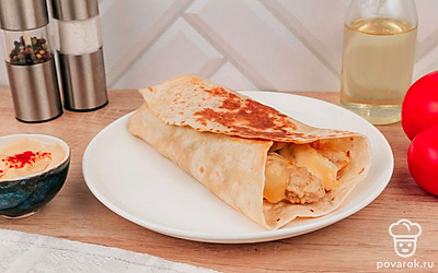 Заверните тортилью в конверт и обжарьте его с обеих сторон.