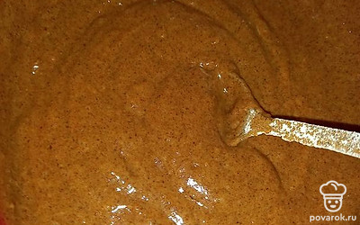 Разбейте в миску яйцо, добавьте сахар, перемешайте.