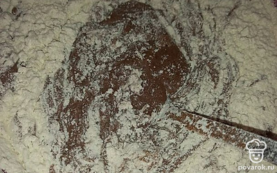 Далее добавьте сметану, какао и соду, перемешайте. Затем всыпьте просеянную муку. Доведите до однородной массы.