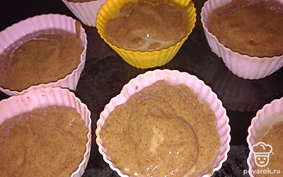 Формочки смажьте маслом, выложите в каждую по 1,5-2 столовых ложки смеси и дайте постоять 10 минут. Затем выпекайте на 180 °С в течение 30 минут.