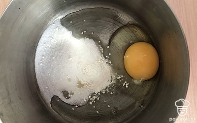 Смешайте яйцо и сахар