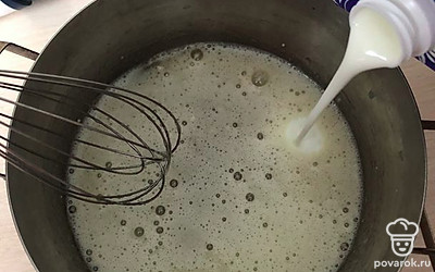 Добавьте кефир и масло