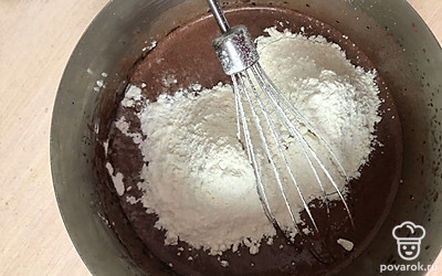 Отдельно смешайте все сухие ингредиенты.