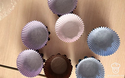 Распределите тесто по формочкам и выпекайте при 180 градусах 20-25 минут.