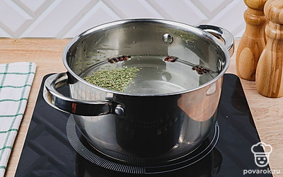 В глубокую кастрюлю добавьте 1 литр воды, добавьте перец и приправы, доведите воду до кипения и положите туда креветки, варите 6 минут.