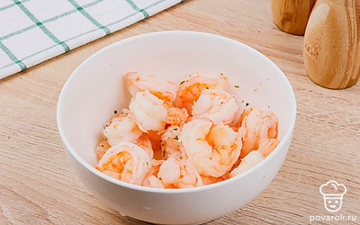 Переложите готовые креветки в глубокую миску, чтобы они остыли.