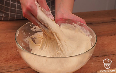 Приготовьте тесто. В глубокой емкости смешайте соль с 3 ст.л. муки, добавьте сахар, сухие дрожжи, теплое молоко и воду, влейте растительное масло. Тщательно перемешайте продукты. Постепенно добавляйте муку. Тесто должно получиться эластичным. Накройте емкость чистым полотенцем и оставьте на 40 минут для подъема.