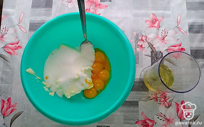 Отделите желтки от белков, белки взбейте до густой белой пены. Сливочное масло и яичные желтки разотрите с сахаром.