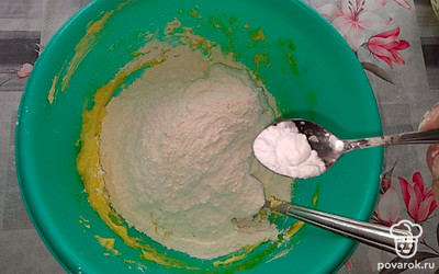 Всыпьте муку.