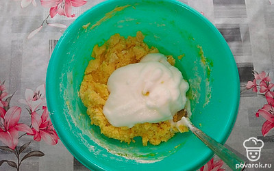 Добавьте взбитые белки.