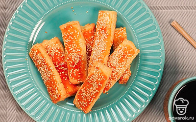 Готовые сырные палочки выложите на сервировочное блюдо, подавайте к столу в теплом виде.