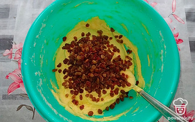 Добавьте изюм, соду и всё перемешайте.