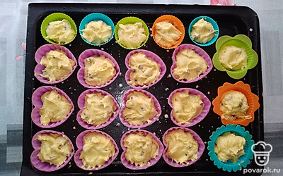 Разложите в формочки с помощью ложки.