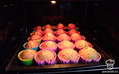 Поставьте формы в разогретую духовку до 190 градусов и выпекайте при температуре 170С-190С градусов.