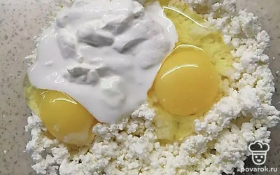 В большой миске смешайте творог, яйца и сметану. Если творог мокрый, то двух ложек сметаны хватит, если же суховат, то потребуется 3 ложки.