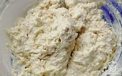 Растопите 30 граммов сливочного масла и добавьте в тесто. После всыпьте муку с разрыхлителем. Все вымешайте.⠀