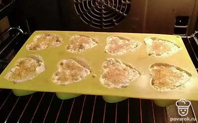 Разложите тесто по формочкам . Сверху можно присыпать сахаром. Запекайте в духовке при 180 °С в течение 30-40 минут. Готовность проверяйте деревянной шпажкой.