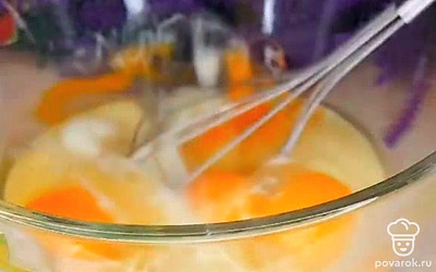 Соедините яйца с вареной сгущенкой, хорошо перемешайте. Добавьте растопленное сливочное масло, муку и гашеную лимонным соком соду.