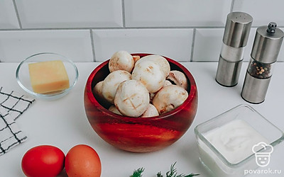 Грибы тщательно вымойте снаружи и изнутри шляпок, избавьтесь от грязи. Помойте яйца и укроп, обсушите.