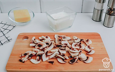 Шампиньоны разрежьте пополам и нарежьте слайсами.