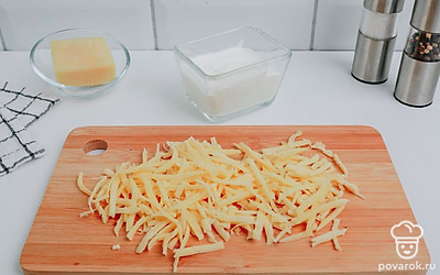 Сыр натрите на крупной терке.