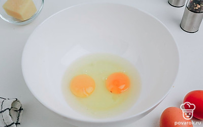 В миску разбейте яйца, взбейте с помощью венчика или вилки до однородности.