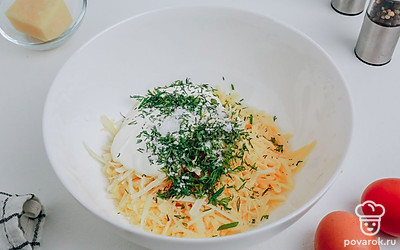 К яйцам добавьте сыр, сметану и мелко нарубленный укроп.