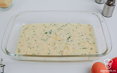 В форму для запекания первым слоем вылейте половину яичной заливки.
