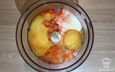 Морковь очистите, нарежьте произвольно и положите в чашу блендера. Туда же поместите кефир, яйца, масло и сахар, пробейте до однородности.