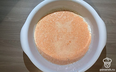 В миске сухим венчиком смешайте муку, пряности и соду.