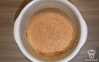 В смесь сухих ингредиентов добавьте жидкие и перемешайте до однородности, сюда же можно добавить любые орехи или сухофрукты.