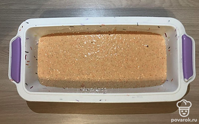 Выпекайте в течение 40-60 минут, готовность проверяйте зубочисткой. Кекс получается влажным, морковь в нем не чувствуется.