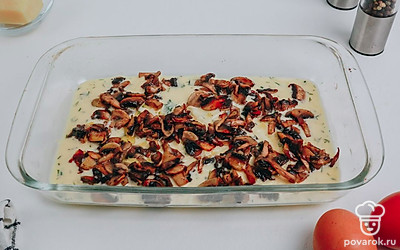 Следующий слоем равномерно распределите грибы.