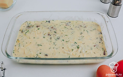 Залейте грибы оставшейся заливкой и отправляйте в предварительно разогретую до 180 °C духовку на 35 минут.