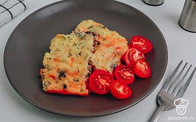 Блюдо подавайте горячим, украсив помидорками черри.