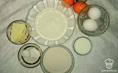 Очистите мандарин. Просейте муку. Заранее достаньте масло из холодильника, чтобы оно размягчилось при комнатной температуре.