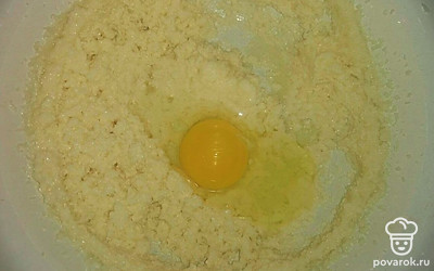 В глубокой емкости взбейте размягченное масло с сахаром. Не прекращая размешивать, введите в масляную смесь яйца и взбивайте все еще пару минут, чтобы получилась воздушная текстура.